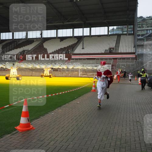 07.12.2025 - St. Pauli X-Mass-Run No. 15 Fabian Wolf http://msf.ph/oto/9419887 07.12.2025 11:35:24 Ziel 240, 527, 535, 2150, 3148, 3149, 4408 meine-sportfotos.de