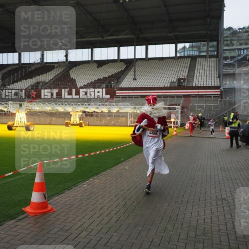 07.12.2025 - St. Pauli X-Mass-Run No. 15 Fabian Wolf http://msf.ph/oto/9419889 07.12.2025 11:35:24 Ziel 240, 527, 535, 2150, 3148, 3149, 4408 meine-sportfotos.de