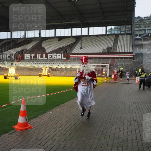 07.12.2025 - St. Pauli X-Mass-Run No. 15 Fabian Wolf http://msf.ph/oto/9419890 07.12.2025 11:35:25 Ziel 240, 527, 535, 2150, 2660, 3148, 3149, 4408 meine-sportfotos.de