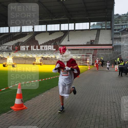 07.12.2025 - St. Pauli X-Mass-Run No. 15 Fabian Wolf http://msf.ph/oto/9419891 07.12.2025 11:35:25 Ziel 240, 527, 535, 2150, 2660, 3148, 3149, 4408 meine-sportfotos.de