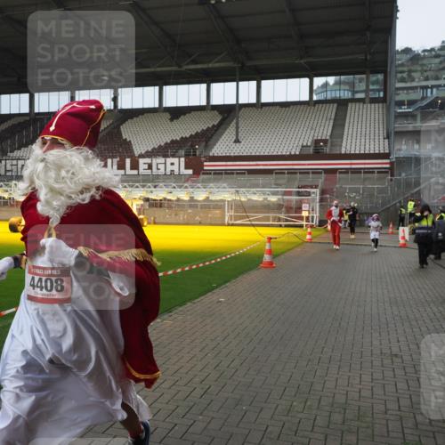 07.12.2025 - St. Pauli X-Mass-Run No. 15 Fabian Wolf http://msf.ph/oto/9419894 07.12.2025 11:35:25 Ziel 240, 527, 535, 2150, 2660, 3148, 3149, 4408 meine-sportfotos.de