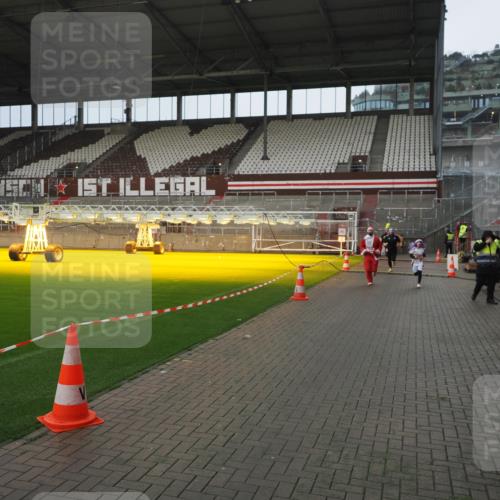 07.12.2025 - St. Pauli X-Mass-Run No. 15 Fabian Wolf http://msf.ph/oto/9419897 07.12.2025 11:35:26 Ziel 240, 527, 535, 2150, 2660, 3148, 3149, 4408 meine-sportfotos.de