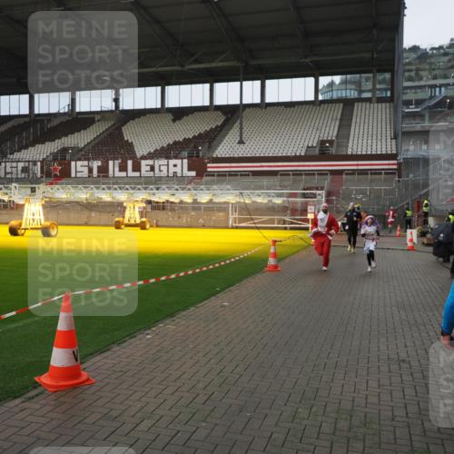07.12.2025 - St. Pauli X-Mass-Run No. 15 Fabian Wolf http://msf.ph/oto/9419901 07.12.2025 11:35:27 Ziel 240, 527, 535, 2150, 2660, 4408 meine-sportfotos.de