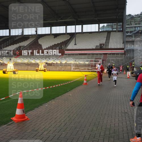 07.12.2025 - St. Pauli X-Mass-Run No. 15 Fabian Wolf http://msf.ph/oto/9419902 07.12.2025 11:35:27 Ziel 240, 527, 535, 2150, 2660, 4408 meine-sportfotos.de