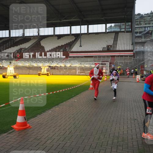 07.12.2025 - St. Pauli X-Mass-Run No. 15 Fabian Wolf http://msf.ph/oto/9419903 07.12.2025 11:35:28 Ziel 240, 527, 535, 2660, 4408 meine-sportfotos.de