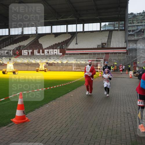 07.12.2025 - St. Pauli X-Mass-Run No. 15 Fabian Wolf http://msf.ph/oto/9419904 07.12.2025 11:35:29 Ziel 240, 527, 535, 2660, 4408 meine-sportfotos.de