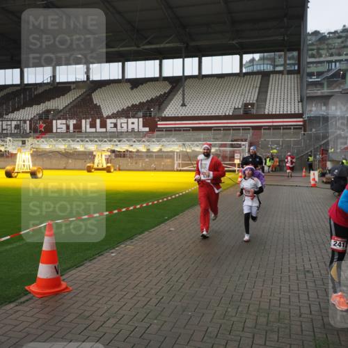07.12.2025 - St. Pauli X-Mass-Run No. 15 Fabian Wolf http://msf.ph/oto/9419905 07.12.2025 11:35:29 Ziel 240, 527, 535, 2660, 4408 meine-sportfotos.de