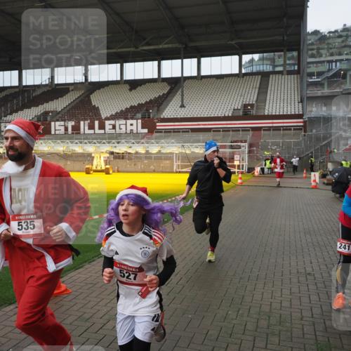 07.12.2025 - St. Pauli X-Mass-Run No. 15 Fabian Wolf http://msf.ph/oto/9419906 07.12.2025 11:35:31 Ziel 240, 527, 535, 2660, 3967, 4408 meine-sportfotos.de