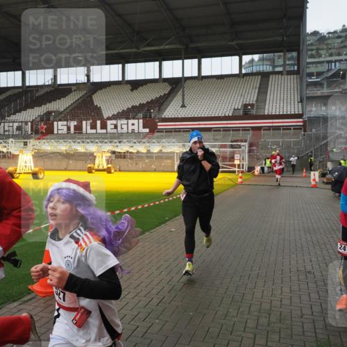 07.12.2025 - St. Pauli X-Mass-Run No. 15 Fabian Wolf http://msf.ph/oto/9419907 07.12.2025 11:35:31 Ziel 240, 527, 535, 2660, 3967, 4408 meine-sportfotos.de