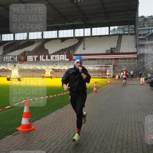 07.12.2025 - St. Pauli X-Mass-Run No. 15 Fabian Wolf http://msf.ph/oto/9419908 07.12.2025 11:35:31 Ziel 240, 527, 535, 2660, 3967, 4408 meine-sportfotos.de