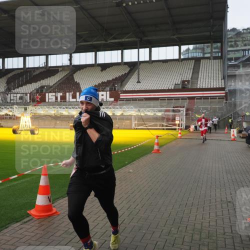 07.12.2025 - St. Pauli X-Mass-Run No. 15 Fabian Wolf http://msf.ph/oto/9419909 07.12.2025 11:35:31 Ziel 240, 527, 535, 2660, 3967, 4408 meine-sportfotos.de