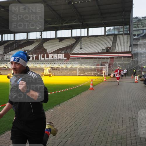07.12.2025 - St. Pauli X-Mass-Run No. 15 Fabian Wolf http://msf.ph/oto/9419910 07.12.2025 11:35:32 Ziel 240, 527, 535, 2660, 3967, 4408 meine-sportfotos.de