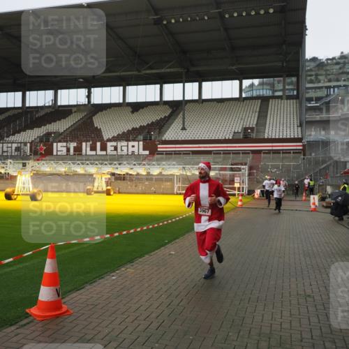 07.12.2025 - St. Pauli X-Mass-Run No. 15 Fabian Wolf http://msf.ph/oto/9419912 07.12.2025 11:35:34 Ziel 527, 535, 2660, 3967, 4408, 4843 meine-sportfotos.de