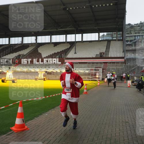 07.12.2025 - St. Pauli X-Mass-Run No. 15 Fabian Wolf http://msf.ph/oto/9419914 07.12.2025 11:35:35 Ziel 527, 535, 2660, 3967, 4408, 4843 meine-sportfotos.de