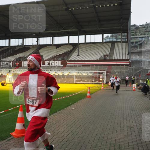 07.12.2025 - St. Pauli X-Mass-Run No. 15 Fabian Wolf http://msf.ph/oto/9419916 07.12.2025 11:35:35 Ziel 527, 535, 2660, 3967, 4408, 4843 meine-sportfotos.de