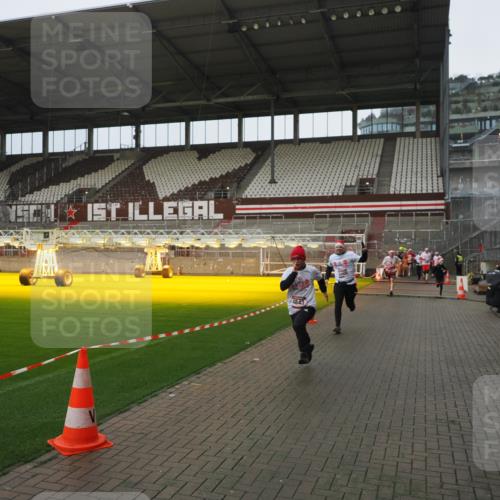 07.12.2025 - St. Pauli X-Mass-Run No. 15 Fabian Wolf http://msf.ph/oto/9419919 07.12.2025 11:35:37 Ziel 527, 535, 2660, 2902, 2962, 3967, 4408, 4843 meine-sportfotos.de