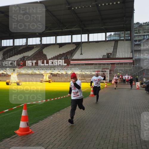 07.12.2025 - St. Pauli X-Mass-Run No. 15 Fabian Wolf http://msf.ph/oto/9419921 07.12.2025 11:35:38 Ziel 527, 535, 2660, 2902, 2962, 3967, 4408, 4843 meine-sportfotos.de