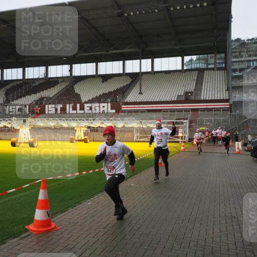 07.12.2025 - St. Pauli X-Mass-Run No. 15 Fabian Wolf http://msf.ph/oto/9419922 07.12.2025 11:35:38 Ziel 527, 535, 2660, 2902, 2962, 3967, 4408, 4843 meine-sportfotos.de