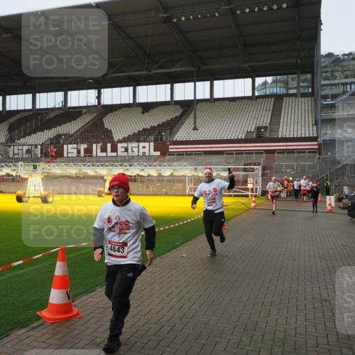 07.12.2025 - St. Pauli X-Mass-Run No. 15 Fabian Wolf http://msf.ph/oto/9419923 07.12.2025 11:35:38 Ziel 527, 535, 2660, 2902, 2962, 3967, 4408, 4843 meine-sportfotos.de