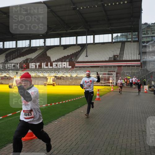 07.12.2025 - St. Pauli X-Mass-Run No. 15 Fabian Wolf http://msf.ph/oto/9419924 07.12.2025 11:35:38 Ziel 527, 535, 2660, 2902, 2962, 3967, 4408, 4843 meine-sportfotos.de