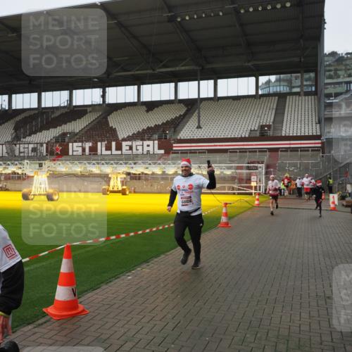07.12.2025 - St. Pauli X-Mass-Run No. 15 Fabian Wolf http://msf.ph/oto/9419925 07.12.2025 11:35:39 Ziel 527, 535, 2660, 2902, 2962, 3967, 4408, 4843 meine-sportfotos.de