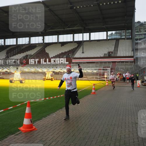 07.12.2025 - St. Pauli X-Mass-Run No. 15 Fabian Wolf http://msf.ph/oto/9419926 07.12.2025 11:35:39 Ziel 527, 535, 2660, 2902, 2962, 3967, 4408, 4843 meine-sportfotos.de