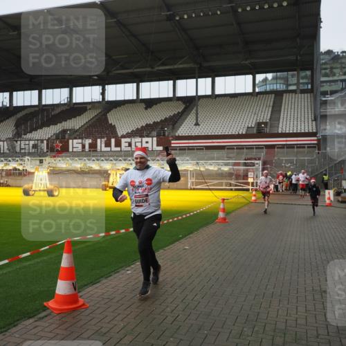 07.12.2025 - St. Pauli X-Mass-Run No. 15 Fabian Wolf http://msf.ph/oto/9419927 07.12.2025 11:35:39 Ziel 527, 535, 2660, 2902, 2962, 3967, 4408, 4843 meine-sportfotos.de