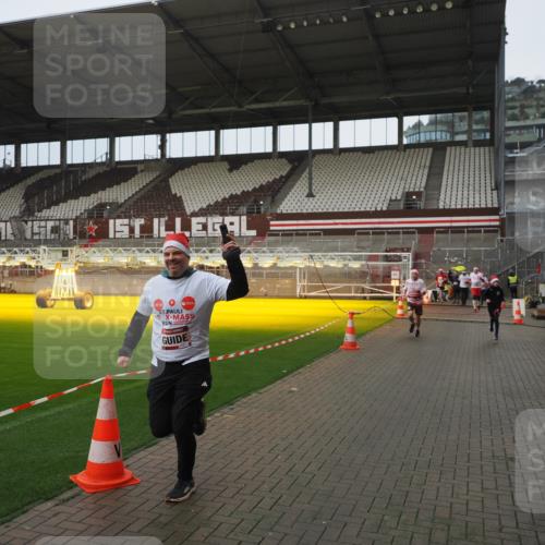07.12.2025 - St. Pauli X-Mass-Run No. 15 Fabian Wolf http://msf.ph/oto/9419928 07.12.2025 11:35:39 Ziel 527, 535, 2660, 2902, 2962, 3967, 4408, 4843 meine-sportfotos.de