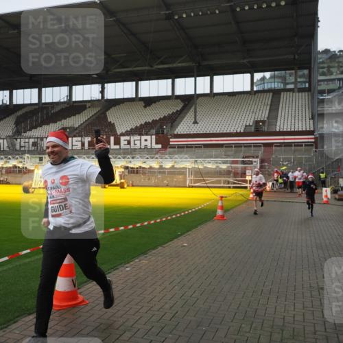 07.12.2025 - St. Pauli X-Mass-Run No. 15 Fabian Wolf http://msf.ph/oto/9419929 07.12.2025 11:35:39 Ziel 527, 535, 2660, 2902, 2962, 3967, 4408, 4843 meine-sportfotos.de