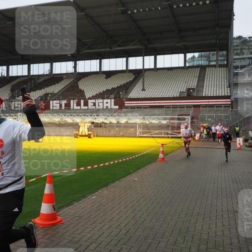 07.12.2025 - St. Pauli X-Mass-Run No. 15 Fabian Wolf http://msf.ph/oto/9419930 07.12.2025 11:35:40 Ziel 527, 535, 2660, 2902, 2962, 3967, 4843 meine-sportfotos.de