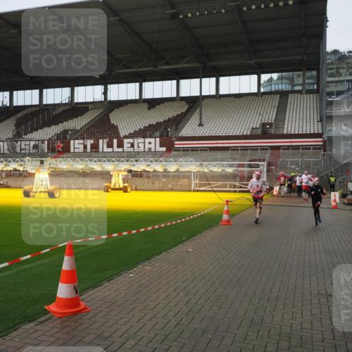 07.12.2025 - St. Pauli X-Mass-Run No. 15 Fabian Wolf http://msf.ph/oto/9419931 07.12.2025 11:35:40 Ziel 527, 535, 2660, 2902, 2962, 3967, 4843 meine-sportfotos.de