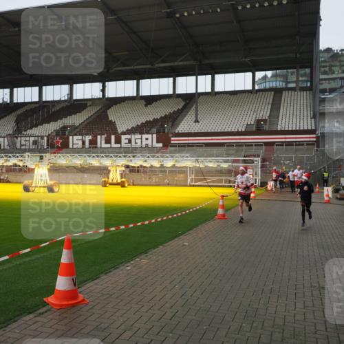 07.12.2025 - St. Pauli X-Mass-Run No. 15 Fabian Wolf http://msf.ph/oto/9419933 07.12.2025 11:35:40 Ziel 527, 535, 2660, 2902, 2962, 3967, 4843 meine-sportfotos.de