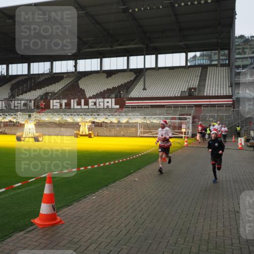 07.12.2025 - St. Pauli X-Mass-Run No. 15 Fabian Wolf http://msf.ph/oto/9419934 07.12.2025 11:35:41 Ziel 527, 535, 1960, 2660, 2902, 2962, 3967, 4816, 4823, 4843 meine-sportfotos.de