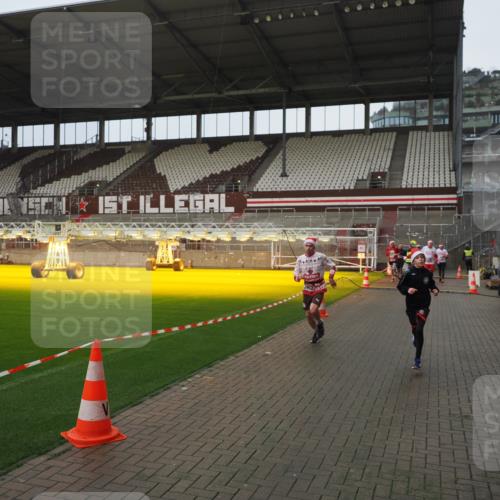 07.12.2025 - St. Pauli X-Mass-Run No. 15 Fabian Wolf http://msf.ph/oto/9419935 07.12.2025 11:35:41 Ziel 527, 535, 1960, 2660, 2902, 2962, 3967, 4816, 4823, 4843 meine-sportfotos.de