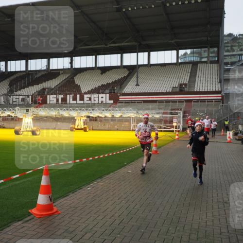 07.12.2025 - St. Pauli X-Mass-Run No. 15 Fabian Wolf http://msf.ph/oto/9419936 07.12.2025 11:35:41 Ziel 527, 535, 1960, 2660, 2902, 2962, 3967, 4816, 4823, 4843 meine-sportfotos.de