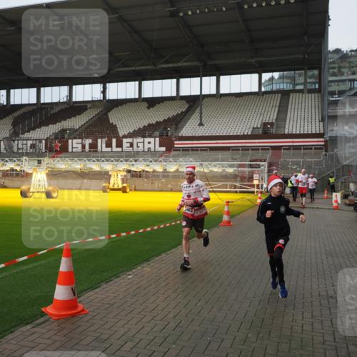 07.12.2025 - St. Pauli X-Mass-Run No. 15 Fabian Wolf http://msf.ph/oto/9419938 07.12.2025 11:35:42 Ziel 527, 535, 1960, 1962, 2660, 2902, 2962, 3967, 4816, 4823, 4843 meine-sportfotos.de