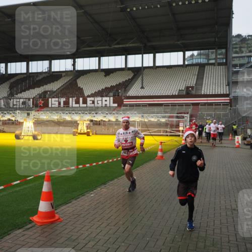 07.12.2025 - St. Pauli X-Mass-Run No. 15 Fabian Wolf http://msf.ph/oto/9419939 07.12.2025 11:35:42 Ziel 527, 535, 1960, 1962, 2660, 2902, 2962, 3967, 4816, 4823, 4843 meine-sportfotos.de