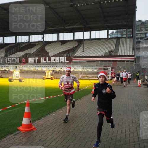 07.12.2025 - St. Pauli X-Mass-Run No. 15 Fabian Wolf http://msf.ph/oto/9419940 07.12.2025 11:35:42 Ziel 527, 535, 1960, 1962, 2660, 2902, 2962, 3967, 4816, 4823, 4843 meine-sportfotos.de