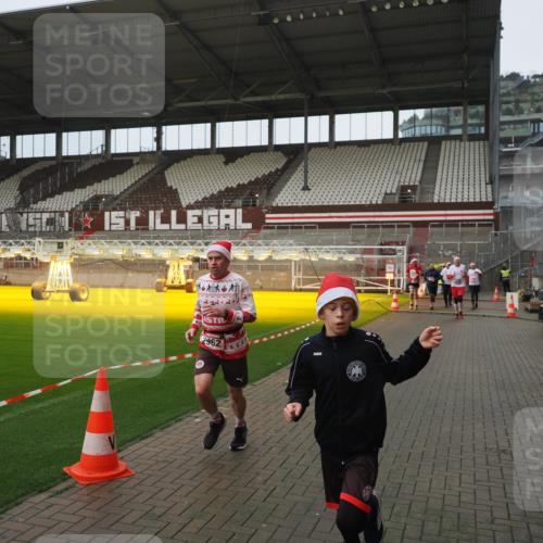 07.12.2025 - St. Pauli X-Mass-Run No. 15 Fabian Wolf http://msf.ph/oto/9419941 07.12.2025 11:35:42 Ziel 527, 535, 1960, 1962, 2660, 2902, 2962, 3967, 4816, 4823, 4843 meine-sportfotos.de