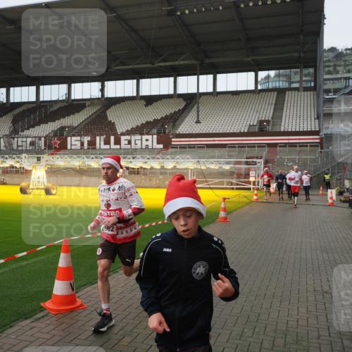 07.12.2025 - St. Pauli X-Mass-Run No. 15 Fabian Wolf http://msf.ph/oto/9419942 07.12.2025 11:35:43 Ziel 527, 535, 1960, 1962, 2660, 2902, 2962, 3967, 4816, 4823, 4843 meine-sportfotos.de