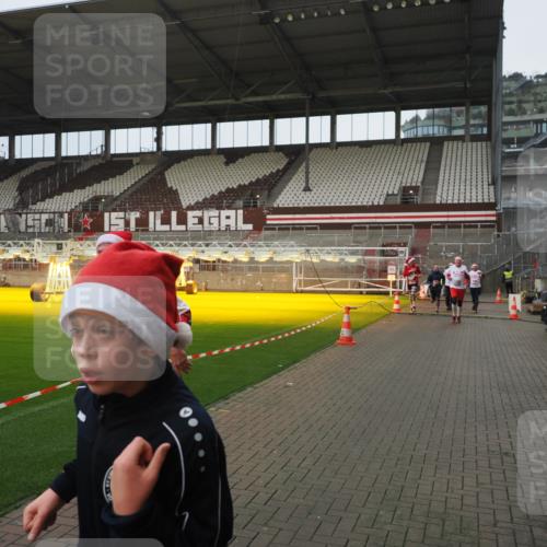07.12.2025 - St. Pauli X-Mass-Run No. 15 Fabian Wolf http://msf.ph/oto/9419943 07.12.2025 11:35:43 Ziel 527, 535, 1960, 1962, 2660, 2902, 2962, 3967, 4816, 4823, 4843 meine-sportfotos.de