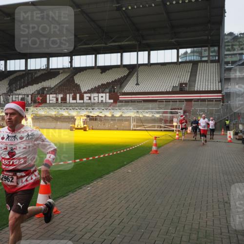 07.12.2025 - St. Pauli X-Mass-Run No. 15 Fabian Wolf http://msf.ph/oto/9419944 07.12.2025 11:35:43 Ziel 527, 535, 1960, 1962, 2660, 2902, 2962, 3967, 4816, 4823, 4843 meine-sportfotos.de