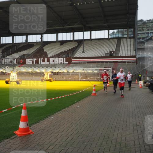 07.12.2025 - St. Pauli X-Mass-Run No. 15 Fabian Wolf http://msf.ph/oto/9419955 07.12.2025 11:35:45 Ziel 1960, 1962, 2660, 2902, 2962, 3967, 4816, 4823, 4843 meine-sportfotos.de