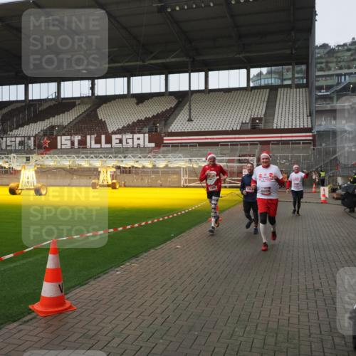 07.12.2025 - St. Pauli X-Mass-Run No. 15 Fabian Wolf http://msf.ph/oto/9419960 07.12.2025 11:35:47 Ziel 1960, 1962, 2902, 2962, 3967, 4816, 4823, 4843 meine-sportfotos.de