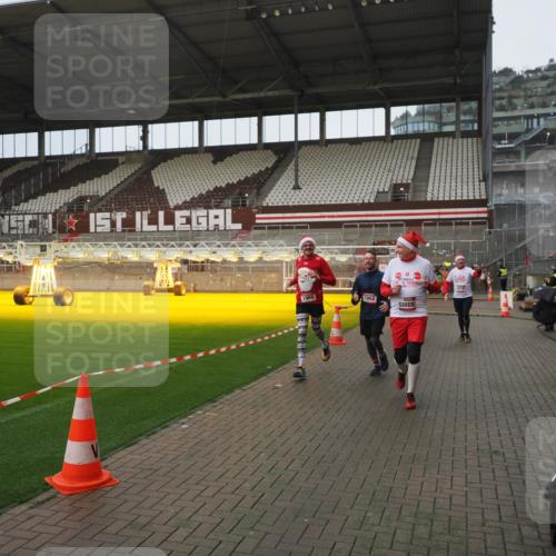 07.12.2025 - St. Pauli X-Mass-Run No. 15 Fabian Wolf http://msf.ph/oto/9419962 07.12.2025 11:35:47 Ziel 1960, 1962, 2902, 2962, 3967, 4816, 4823, 4843 meine-sportfotos.de
