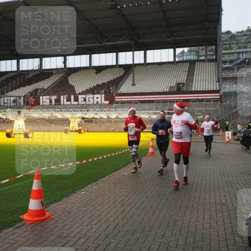 07.12.2025 - St. Pauli X-Mass-Run No. 15 Fabian Wolf http://msf.ph/oto/9419963 07.12.2025 11:35:47 Ziel 1960, 1962, 2902, 2962, 3967, 4816, 4823, 4843 meine-sportfotos.de