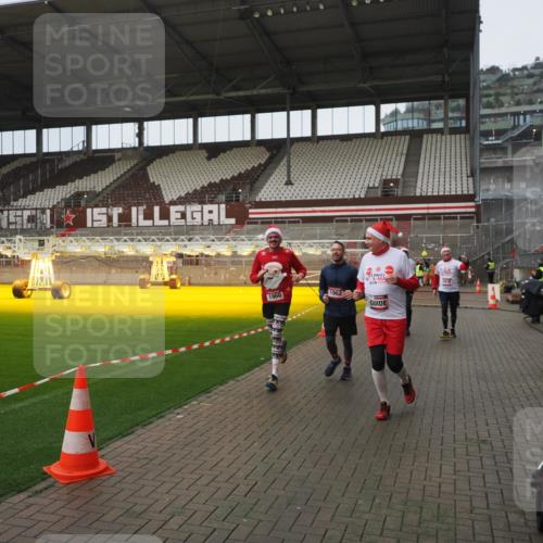 07.12.2025 - St. Pauli X-Mass-Run No. 15 Fabian Wolf http://msf.ph/oto/9419964 07.12.2025 11:35:47 Ziel 1960, 1962, 2902, 2962, 3967, 4816, 4823, 4843 meine-sportfotos.de