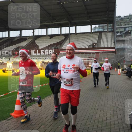 07.12.2025 - St. Pauli X-Mass-Run No. 15 Fabian Wolf http://msf.ph/oto/9419968 07.12.2025 11:35:49 Ziel 1960, 1962, 2902, 2962, 3967, 4816, 4823, 4843 meine-sportfotos.de