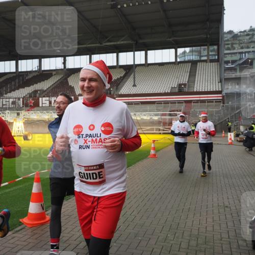 07.12.2025 - St. Pauli X-Mass-Run No. 15 Fabian Wolf http://msf.ph/oto/9419970 07.12.2025 11:35:49 Ziel 1960, 1962, 2902, 2962, 3967, 4816, 4823, 4843 meine-sportfotos.de