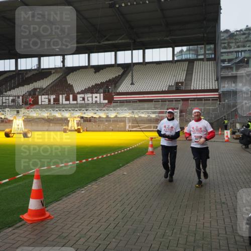 07.12.2025 - St. Pauli X-Mass-Run No. 15 Fabian Wolf http://msf.ph/oto/9419974 07.12.2025 11:35:50 Ziel 1960, 1962, 2902, 2962, 3967, 4816, 4823, 4843 meine-sportfotos.de